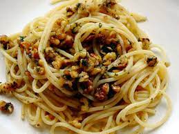 300g spaghetti 150g orzechów włoskich ząbek czosnku 1 kromka miąższu chleba 100g śmietany oliwa z oliwek sól gałka muszkatałowa. Spaghetti Con Salsa Di Noci Paneoliopomodoro