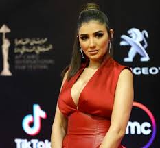 كان فهد شابا وسيما جدا صاحب جسم رائع و طويل القامة وفي المساء ذهبت إلى غرفتي كالعادة لأقرأ إحدى المجلات قبل النوم فسهرت حتى قاربت الساعة حوالي الثالثة صباحافأحسست بالنعاس و لبست قميص النوم الزهري الشفاف حيث كان الجو حار جدا حتى بالمكيف. Ù…ÙŠ Ø¹Ù…Ø± ØªØªØµØ¯Ø± Ù…Ø­Ø±ÙƒØ§Øª Ø§Ù„Ø¨Ø­Ø« Ø¨Ø¹Ø¯ Ø¥Ø·Ù„Ø§Ù„Ø© Ø®ØªØ§Ù… Ù…Ù‡Ø±Ø¬Ø§Ù† Ø§Ù„Ù‚Ø§Ù‡Ø±Ø© Ø§Ù„Ø³ÙŠÙ†Ù…Ø§Ø¦ÙŠ