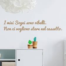Se la tua casa è in stile moderno e sbarazzino e non sai come accendere l'animo di un ambiente, prova ad acquistare gli adesivi murali con scritte. Frasi Adesive Personalizzate Da Attaccare Alle Pareti Dudecor