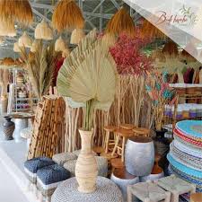 Contoh ide kreatif topi unik tersebut bisa dibuat dengan cara menganyam daun kelapa muda lalu di bentuk secantik mungkin agar menyerupai gambar mahkota. Daun Palem Kering Hiasan Daun Palem Rustic Ukuran L Murah Terbaru Agustus 2021 Harga Murah Kualitas Terjamin Blibli