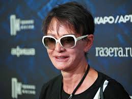 Силовики ворвались на вечеринку, где с DJ-сетом выступала Хакамада. На  месте обнаружили пакеты с неизвестным белым веществом: Силовые структуры:  Lenta.ru