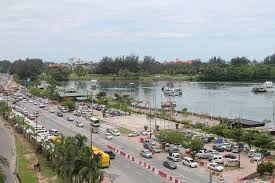 Pemandangan pantai sbb sunset pantai ini merupakan tempat para wisatawan yang di namakan welcome to ris nanda art kali ini sy menggambar pemandangan di tepi pantai menggunakan cat. Pemandangan Jalan Di Tepi Pantai Terlihat Dari Lantai 11 Gedung Hotel Picture Of Promenade Service Apartments Marina Court Resort Kota Kinabalu Tripadvisor