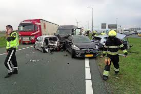 Guardian's world affairs editor, author of the butcher's trail: Gewonde En Veel Schade Bij Ongeluk Met Meerdere Auto S Op Af Haarlemsdagblad