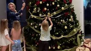 Is candy hemphill christmas divorced? Chris Hemsworth S Home Gets Festive As Elsa Pataky Puts Up Tree Metro News