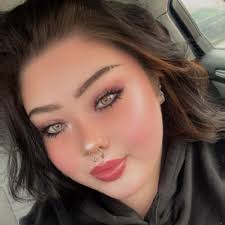 Emma Halliburton (@emmahalliburton)