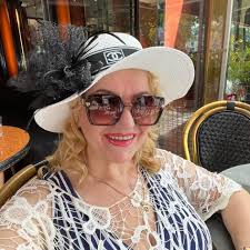 Azra Freifrau von Herman