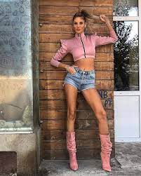 Ramona, asistenta de la prietenii de la 11, pune întrebări indecente lui dorian popa. Facebook