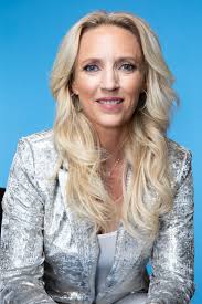 Robyn Mckay's Instagram, Twitter & Facebook