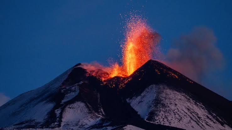 Milhares sobem ao Monte Etna para assistir à erupção do vulcão | Euronews