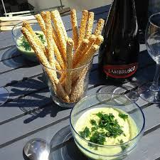 Lauraleen Lifestyle On Instagram En Entree Ce Midi Veloute Froid De Courgettes Au Cumin Avec Gressins Accompagne De Lambrusco Food Food And Drink Cooking