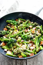 Wok Gemuse Pfanne Mit Gerauchertem Tofu Rezept Elle Republic Rezept Wok Gemuse Tofu Rezepte Tofu Zubereiten