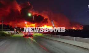 Θυμάστε τα μέσα μαζική ενημέρωσης που έπαιζαν με τον πόνο των ανθρώπων που έχασαν αγαπημένους τους και έβγαζαν κάθε μέρα έναν που έλεγε, ότι θα έσβηνε την φωτιά σε 20 λεπτά; Fwtia Sthn Korin8ia Sygklonistikes Eikones Sto Alepoxwri Apo Thn Pyrinh Lailapa Newsbomb Eidhseis News