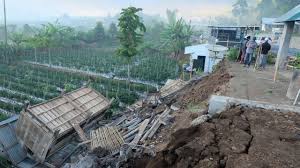 Un terremoto en indonesia, no muy potente pero sí bastante superficial, provocó grandes daños, edificios caídos, incluyendo hoteles y pérdidas irreparables. Fuerte Terremoto En Indonesia Deja Al Menos 16 Muertos Y 250 Excursionistas Atrapados En Una Montana Bbc News Mundo