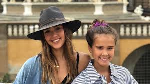 Jessica marie alba was born on april 28, 1981, in pomona, ca, to catherine (jensen) and mark david alba, who served in the us air force. Jessica Alba Zu Tranen Geruhrt Deshalb Fallt Sie Tochter Honor In Die Arme