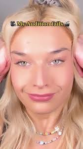 Sarah Mol's Instagram, Twitter & Facebook