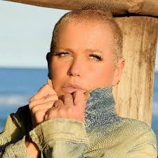 Soco soco bate bate, ilarie (español), ilariê (english), juguemos en el bosque (enquanto seu lobo não vem), aquários (nova era). Xuxa Meneghel Xuxameneghel Twitter