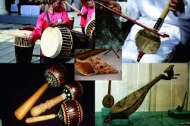 Para pendatang dari spanyol memperkenalkan kepada mereka berbagai alat musik seperti ukulele, terompet, drum dan biola. 7 Jenis Seni Musik Tradisional Terlengkap Beserta Penjelasanya