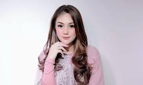 Kalau awal mula ketertarikan mempelajari atau memperdalam islam itu dari dulu sebenarnya dari kecil itu saya tahu karena bapak saya kan muslim ya, islam agamanya. Ustadz Riza Muhammad Sempat Heran Lihat Celine Evangelista Berhijab Okezone Celebrity