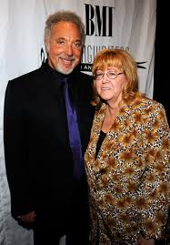 Speaking in 2015, jones said his wife had beat me up after learning of his numerous affairs. Sir Tom Jones Wife Of 59 Years Dies Hello