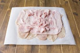 Rotolo di pollo by zampineincucina il rotolo di pollo è comodissimo,copiatissimo dal famoso bon roll,ma fatto in casa lo preferisco,con poca spesa avrete un secondo appetitoso e completo, necessita di riposo prima di essere tagliato ,quindi si può fare prima e godersi la cena in tranquillità ,basta una leggera scaldata e il piatto è pronto 🙂 Pin Su Cose Buone