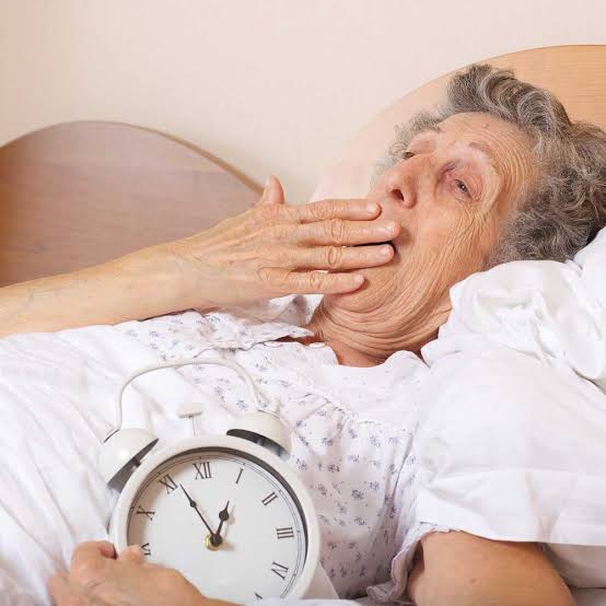 sommeil et vieillissement chez une personne âgée qui se réveille reposée