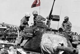 Την 05.30′ ώρα στις 20 ιουλίου 1974, άρχισε η τουρκική εισβολή στην κύπρο με αποβατικές και αεροπορικές επιχειρήσεις στην περιοχή της . Yf3rnlafi Jfdm