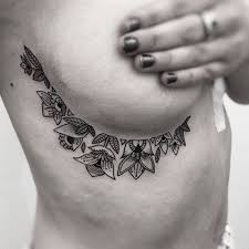Los tatuajes en este lugar se han vuelto populares e incluso personas famosas como rihanna y thaila Tatuajes Debajo De Los Senos Fotos De Tatuajes