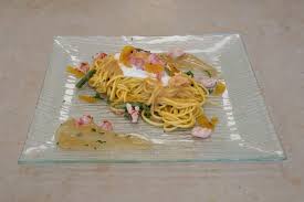 Preparateli un giorno che avete ospiti un po' importanti con i quali desiderate fare bella figura. Spaghetti Alla Chitarra Asparagi E Gamberi Corso Di Cuoco Professionista