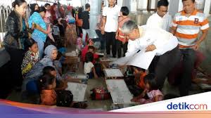 Yuk download dan warnai gambar mewarnai kereta api berikut Cinta Kereta Api Ratusan Anak Mewarnai Gambar Sepur Di Stasiun Tugu Yogya