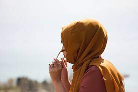 Gambar wanita berhijab kartun muslimah dari samping 386082. Memakai Kacamata Untuk Yang Berhijab Juga Ada Tipsnya Cek 5 Rahasia Serba Serbinya Yuk