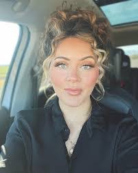 Alyssa Hinkle's Instagram, Twitter & Facebook