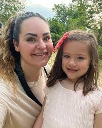 Leanna Ernst's Instagram, Twitter & Facebook