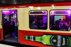Please reduce real contacts and switch to virtual activities instead. U Bahn Rave Party Auf Gleisen Eimsbutteler Nachrichten