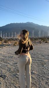 When your car breaks down in the desert 😪