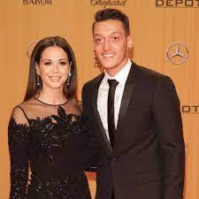 Mandy capristo lässt durchblicken, wie sehr sie darunter leidet. Mesut Ozil Und Mandy Capristo Sind Wieder Ein Paar Stars