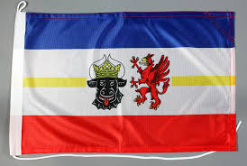 Dadurch wurden beide regionen auch auf der flagge nach außen hin als gleichberechtigt demonstriert. Bootsflagge Mecklenburg Vorpommern 30x45 Cm Motorradflagge Bootsfahne Bootsflaggen 30x45cm Bootsflaggen Flaggen Buddel Bini Inh Eda Binikowski E K
