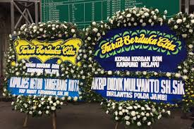 Rabu, 11 september 2019 19:18. Karangan Bunga Berdatangan Untuk Korban Bom Di Kampung Melayu