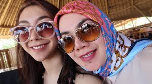 Sayang, kolom komentar dibatasi perempuan yang ogah dimadu dengan jennifer dunn. Foto Disebut Paling Cantik Ini Lho Sosok Shania Salsabila Anak Pertama Sarita Abdul Mukti