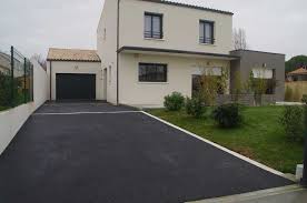 Voie Allee Enrobee Charente Maritime 17 L Allee Du Garage Juste Finie Amenagement Jardin Devant Maison Ravalement Maison Entree De Maison Exterieur