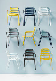 het draait om color blocking houd het speels door mat met glans af te wisselen tuin tuinstoel tuininspiratie kwa tuinstoelen strand meubels terrasstoelen