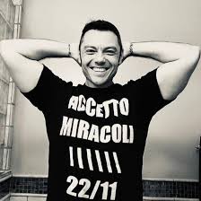 Check spelling or type a new query. Tiziano Ferro Si E Sposato Ecco Chi E Victor Allen E Come Gli Ha Chiesto Di Sposarlo Ilgiornale It