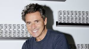 Mi seña clave es dejar a la gente guapa. Una mezcla de elegancia relajada,  donde el peinado no se ve forzado”: Moncho Moreno, el peluquero que cuida  el cabello