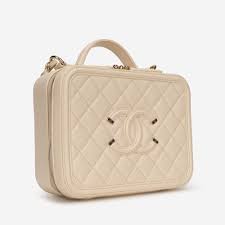 Collection by the fashion house mom | fashion blog. Chanel Vanity Mittelgrosse Tasche Caviar Leder Beige Saclab