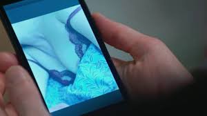 Découvrez la dernière apparition de fabienne carat dans plus belle la vie elle va tant nous manquer. Replay Plus Belle La Vie Plus Belle La Vie Indiscretion Babeth Tombe Sur Des Photos Coquines D Une Autre Femme Du France 3