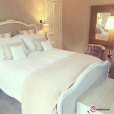 İngiliz country tarzının kusursuz bir temsilcisi… temperli satine camlı, i̇ngiliz country tarz dolap kapakları. Bircok Tarz Bir Arada Country Yatak Odasi Modelleri