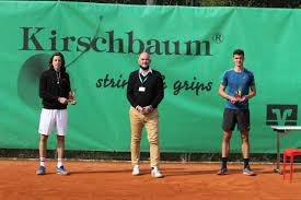 Von 2008 bis 2011 spielte er auf der itf junior tour und konnte dort im juli 2009 erstmals ein turnier gewinnen. Kirschbaum International