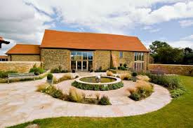 Ehemalige Scheune Haus Umbau England Brunnen Hinterhof Landhaus Design Wohnhaus Architektur