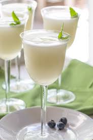 This collection of cocktail recipes contains some fantastic ideas for incorporating prosecco into your next drinks party. Die 5 Besten Cocktails Mit Prosecco Blog Giordano Weine