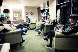 In The Dressing Room Tegan And Sara Hang With Band Members Ted Gowans And Jasper Leak As Well As A Crew Member Tegan And Sara Perfect Music Life