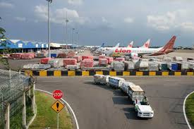 Masih dalam seputar cargo pembahasan kali ini yaitu tentang cara mengambil kiriman barang di cargo bandara. Antisipasi Barang Menumpuk Jne Pesan Ruang Kargo Bandara Sejak Lama Ekonomi Bisnis Com